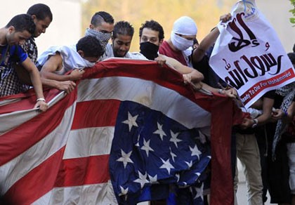 Những người biểu tình ở Cairo hạ và xé cờ bên trong sứ quán Mỹ ngày 11/9 vừa qua.