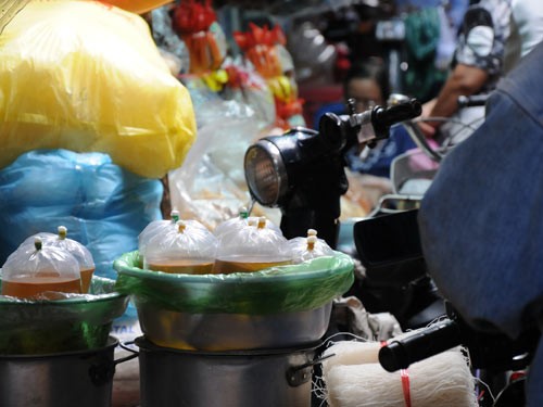 Dầu ăn xá đóng bịch bán tại chợ tự phát gần cầu Ông Lãnh, quận 1 - TPHCM