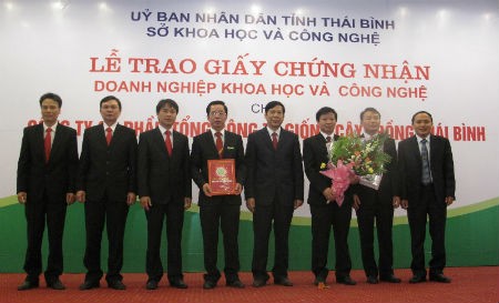 Tỉnh ủy viên, Giám đốc Sở KH&CN Vũ Mạnh Hiền trao Giấy chứng nhận doanh nghiệp KH&CN cho TSC