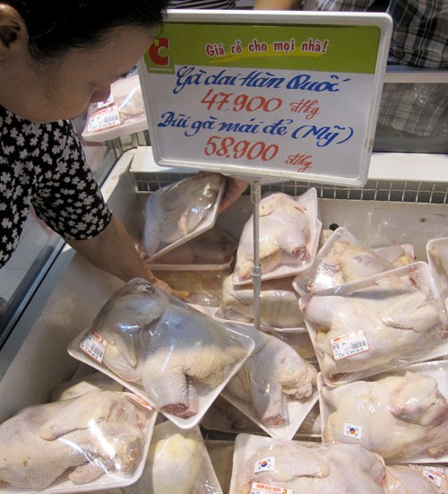 người tiêu dùng rất khó chọn lựa gà ở các siêu thị vì không rõ nguồn gốc