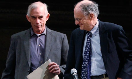 Giáo sư Christopher Sims (trái) cùng giáo sưThomas Sargent đồng nhận giải Nobel kinh tế 2012 cho 2 phát hiện khác nhau.
