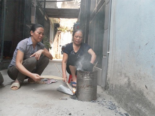 Người Hà Nội dùng bếp than tổ ong chống chọi với "bão" gas