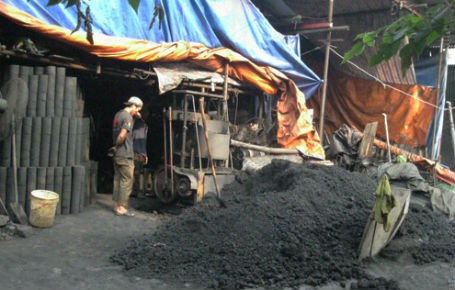 Các cơ sở sản xuất than "được mùa"