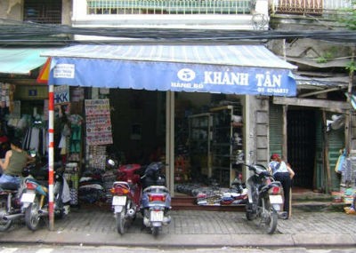 Không một dòng chữ giới thiệu mặt hàng kinh doanh, nhưng vẫn tấp nập kẻ bán người mua