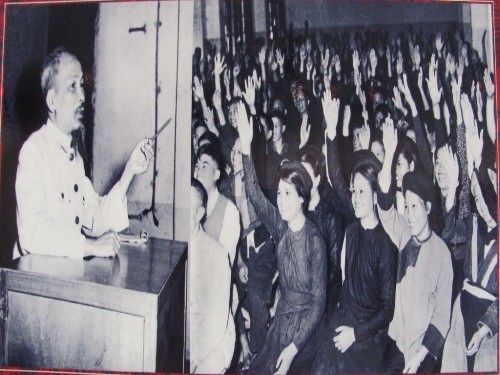 Bác Hồ thǎm đại biểu giáo viên toàn miền Bắc năm 1958 ( Ảnh tư liệu)