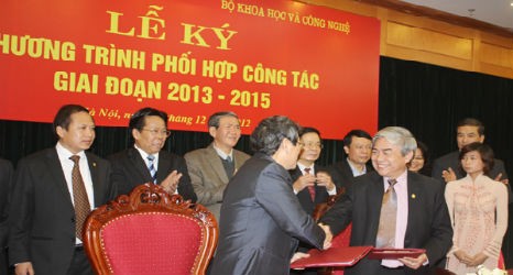 Phó trưởng ban thường trực Ban Tuyên giáo Trung ương Vũ Ngọc Hoàng và Bộ trưởng Bộ KH&CN Nguyễn Quân ký kết chương trình hợp tác.