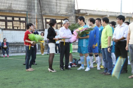Tổng Cục trưởng Tổng cục TCĐLCL tặng hoa cho các đội bóng tham gia.