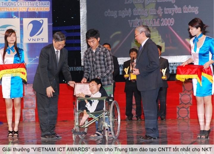 Hiệp sĩ CNTT Nguyễn Công Hùng nhận giải thưởng "Vietnam ICT Award" (Công nghệ Thông tin và Truyền thông Việt Nam) năm 2009 dành cho trung tâm đào tạo CNTT tốt nhất cho người khuyết tật.