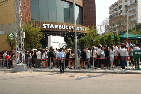 Hình ảnh đoàn người xếp hàng chờ đợi giờ mở cửa tại quán Starbucks đầu tiên ở Việt Nam