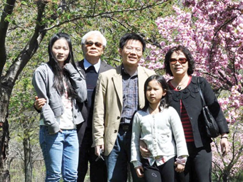 Giáo sư Ngô Bảo Châu cùng bố mẹ và các con