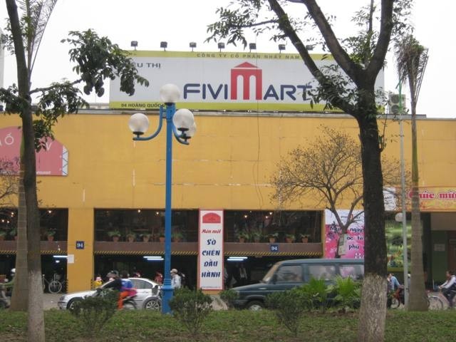 Siêu thị Fivimart trên đường Hoàng Quốc Việt, Hà Nội này bán nhiều mặt hàng đắt hơn 10 phần trăm so với cửa hàng nhỏ, lẻ cách đó chưa đầy 300m.