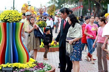 Ông Nguyễn Bá Thanh cùng vợ đi thăm con đường hoa xuân