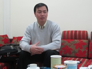 Ông Đặng Quang Mạnh, Giám đốc công ty Mạnh Cầm trả lời với Vietnam+ về sản phẩm sữa dê Danlait (Ảnh: Đức Duy/Vietnam+)