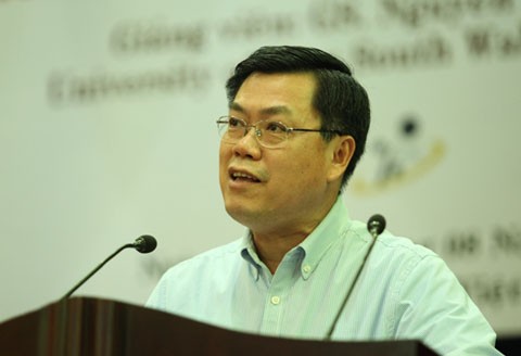 giáo sư Nguyễn Văn Tuấn, làm việc tại Đại học New South Wales và là chuyên gia cấp cao, trưởng nhóm nghiên cứu loãng xương và di truyền thuộc Viện nghiên cứu Garvan, Australia,