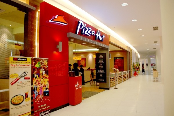 Với tiềm lực tài chính hùng mạnh, Pizza Hut hiện đang dẫn đầu thị trường bánh Pizza ở Việt Nam.