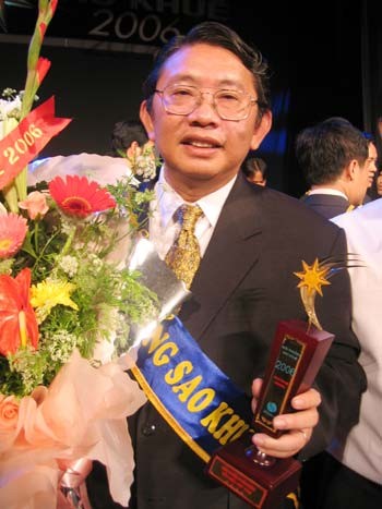 Ông Phạm Văn Sáng, Giám đốc Sở KH-CN Đồng Nai nhận giải thưởng Sao Khuê 2006 cho phần mềm chữ ký điện từ. ảnh: B.D