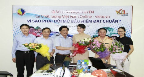 Tổng Biên tập Trần Văn Dư tặng hoa khách mời.