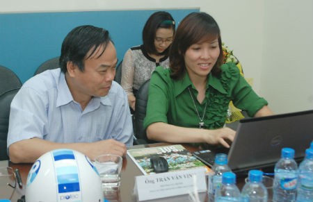 Ông Trần Văn Vinh -  Phó Tổng cục trưởng Tổng cục Tiêu chuẩn Đo lường Chất lượng đang trả lời câu hỏi của độc giả.