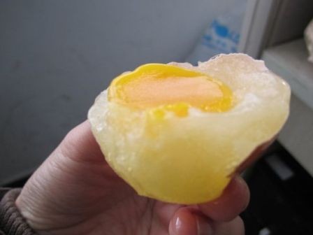 1 quả trứng gà Trung Quốc có lòng đỏ bất thường