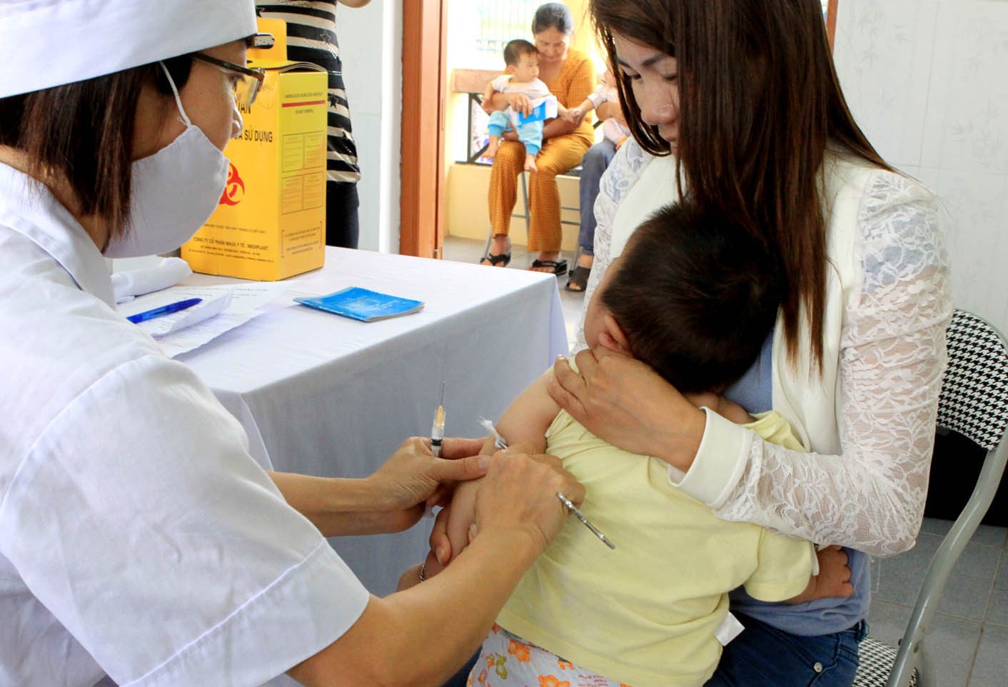 Sau vụ việc ngừng vaccin Quinvaxem muộn màng vì tai biến, nay dư luận lại ồn nào vì việc ăn bớt vaccin của trẻ