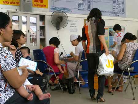 Người dân xếp hàng đợi tiêm chủng tại TTYTDP Hà Nội 