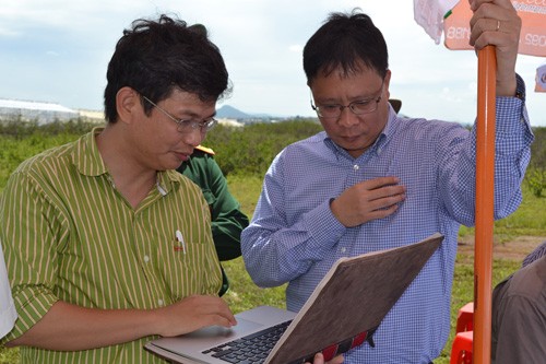 GS. Châu Văn Minh (phải) xem lại hình ảnh do máy bay không người lái chụp