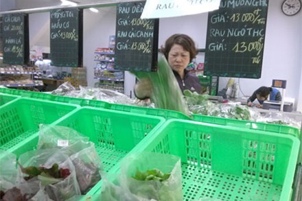 Rau sạch lèo tèo tại siêu thị Minh Hoa (Hà Nội).