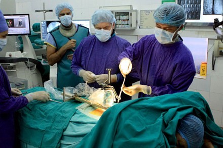 Lần đầu tiên dùng robot định vị trong phẫu thuật cột sống tại bệnh viện Việt Đức