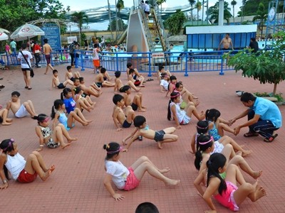 Các lớp dạy bơi tại NVH TTN luôn đông đúc .