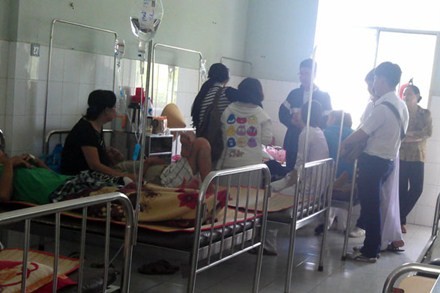 Nhiều bệnh nhân ngộ độc do ăn bánh mì đang điều trị tại Bệnh viện Đa khoa Nguyễn Đình Chiểu trưa 25.5.