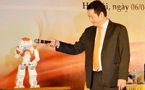 Ông Trương Gia Bình và chú robot smartoshin tại đại hội cổ đông FPT vừa qua
