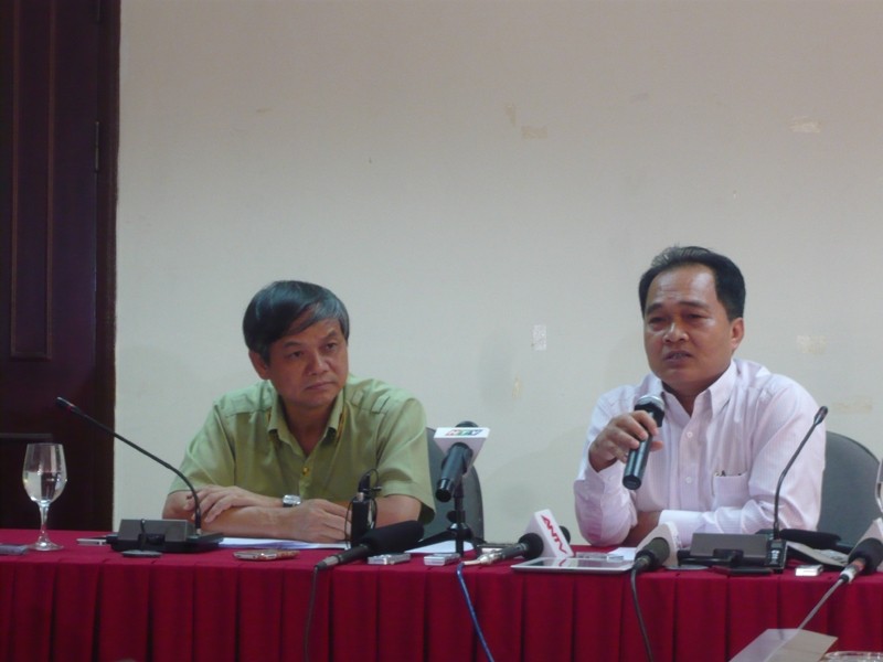 Ông Võ Văn Quyền (phải) và ông Đỗ Thanh Lam tại buổi họp báo chiều 5/6. Ảnh: Phong Cầm