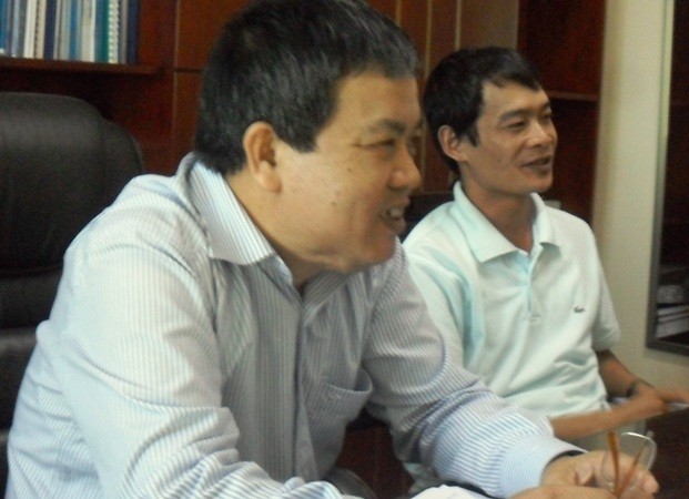 ông Đinh Hường (trái) 