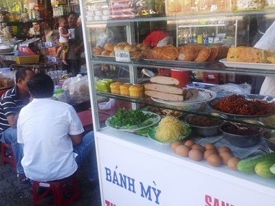 Phần lớn vụ ngộ độc tập thể gần đây ở Đà Nẵng do thức ăn đường phố, bánh mì.              ẢNH: NGUYỄN HUY