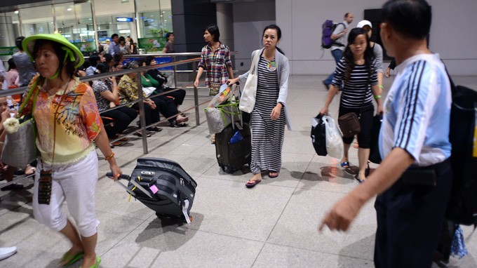 Tối 17-6, du khách bị bỏ rơi ở Thái Lan đã về tới sân bay  - Tân Sơn Nhất Ảnh: T.T.D.