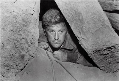 Cảnh trong phim Người đàn ông kẹt dưới hầm.