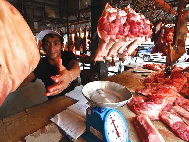 &nbsp;Chọn mua thịt heo ở những nơi chấp hành đẩy đủ các điều kiện kinh doanh thực phẩm sẽ giúp hạn chế nguy cơ mua nhầm thịt tẩy rửa SO2. Ảnh: B.Led