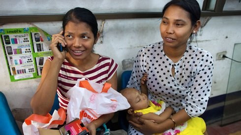 Điện thoại di động vẫn còn là dịch vụ xa xỉ với người Myanmar. Ảnh: AFP