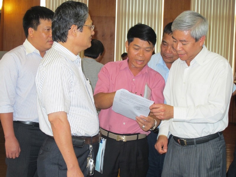 Chủ tịch UBND TP Hải Phòng Dương Anh Điền (bên phải) lắng nghe chủ DN. Ảnh: Phạm Duẩn