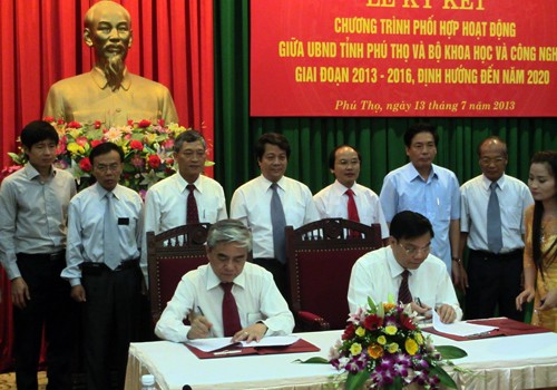 Bộ trưởng Bộ KH&CN Nguyễn Quân và Chủ tịch UBND tỉnh Phú Thọ Chu Ngọc Anh ký kết chương trình phối hợp hoạt động giữa Bộ KH&CN với UBND tỉnh Phú Thọ.