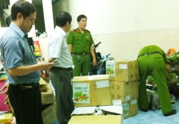 Công an đang thu giữ nhiều bao bì tại nhà ông Trần Văn Ơn (ảnh trái) và thuốc trừ sâu tại đại lý Trần Văn Thuyền (ảnh phải).