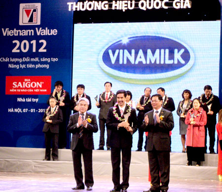 Bộ trưởng Bộ Khoa học và Công nghệ Nguyễn Quân, Bộ trưởng Bộ Công Thương Vũ Huy Hoàng trao danh hiệu Thương hiệu quốc gia năm 2012 cho đại diện Vinamilk. Ảnh: Q. T