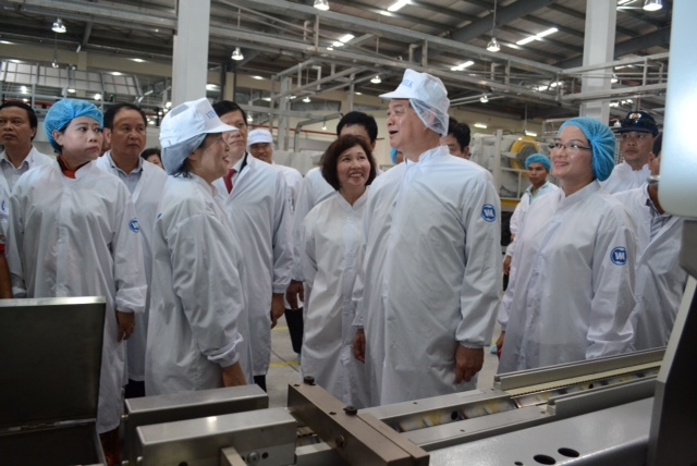 Thủ tướng Chính phủ Nguyễn Tấn Dũng và lãnh đạo Bộ, ngành chức năng thăm qua nhà máy sản xuất sữa bột của Vinamilk. Ảnh: Q. T