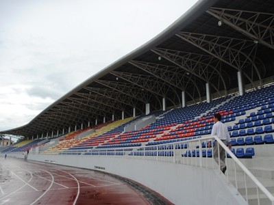 Sân vận động huyện Hoài Đức với 4.000 chỗ ngồi có mái che. Ảnh: Minh Tuấn