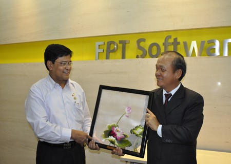 Phó Tổng thống Myanmar Nyan Tun(áo trắng) trong chuyến thăm và làm việc tại FPT Software