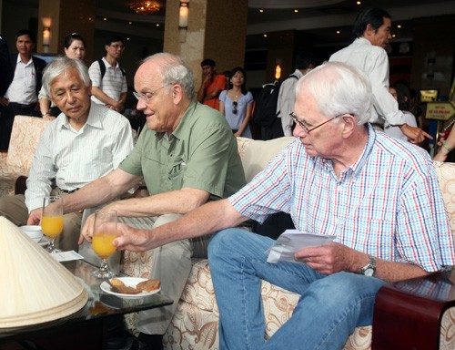 GS Trần Thanh Vân (ngoài cùng bên trái) gặp GS David Gross và GS Sheldon Lee Glashow tại Quy Nhơn chiều 11.8