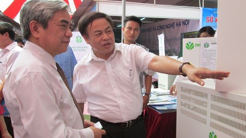 PGS.TS Nguyễn Hoài Châu, Viện trưởng viện CN môi trường (trái) đang giới thiệu với Bộ trưởng Nguyễn Quân về các máy lọc không khí của Việnị làm.