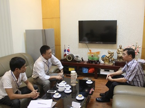 Giám đốc Sở Y tế Hà Nội (phải) trả lời phỏng vấn báo Tiền Phong