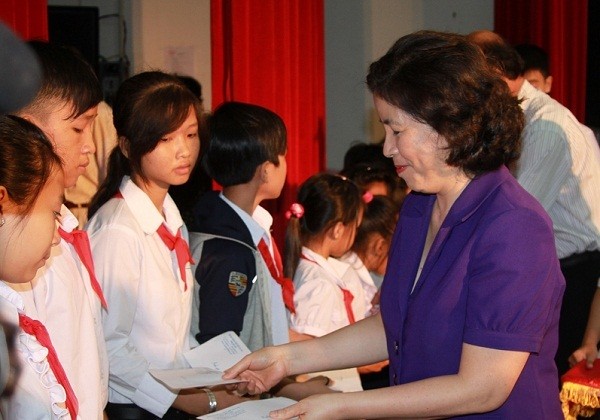 Bà Mai Kiều Liên – Chủ tịch HĐQT kiêm Tổng Giám đốc Vinamilk trao học bổng cho học sinh tại Bến Tre. Ảnh: Q. T