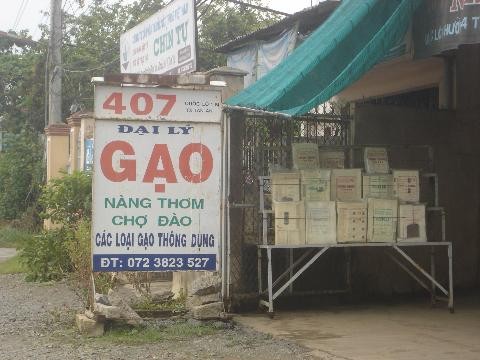 Tràn lan các cửa hàng rao bán gạo Nàng Thơm Chợ Đào (Ảnh minh họa)